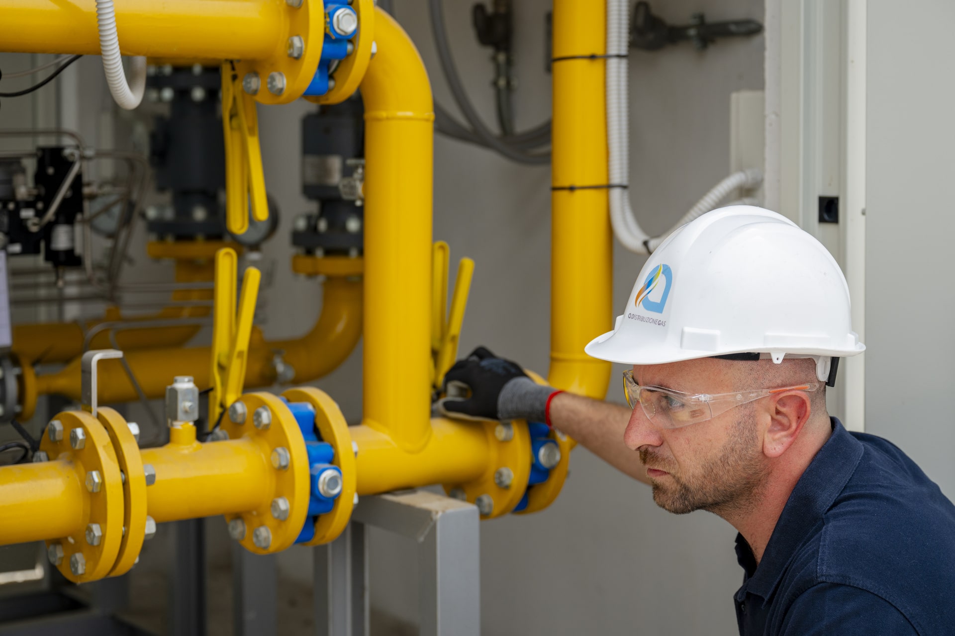 Lavoratore Adistribuzionegas controlla cabina del gas