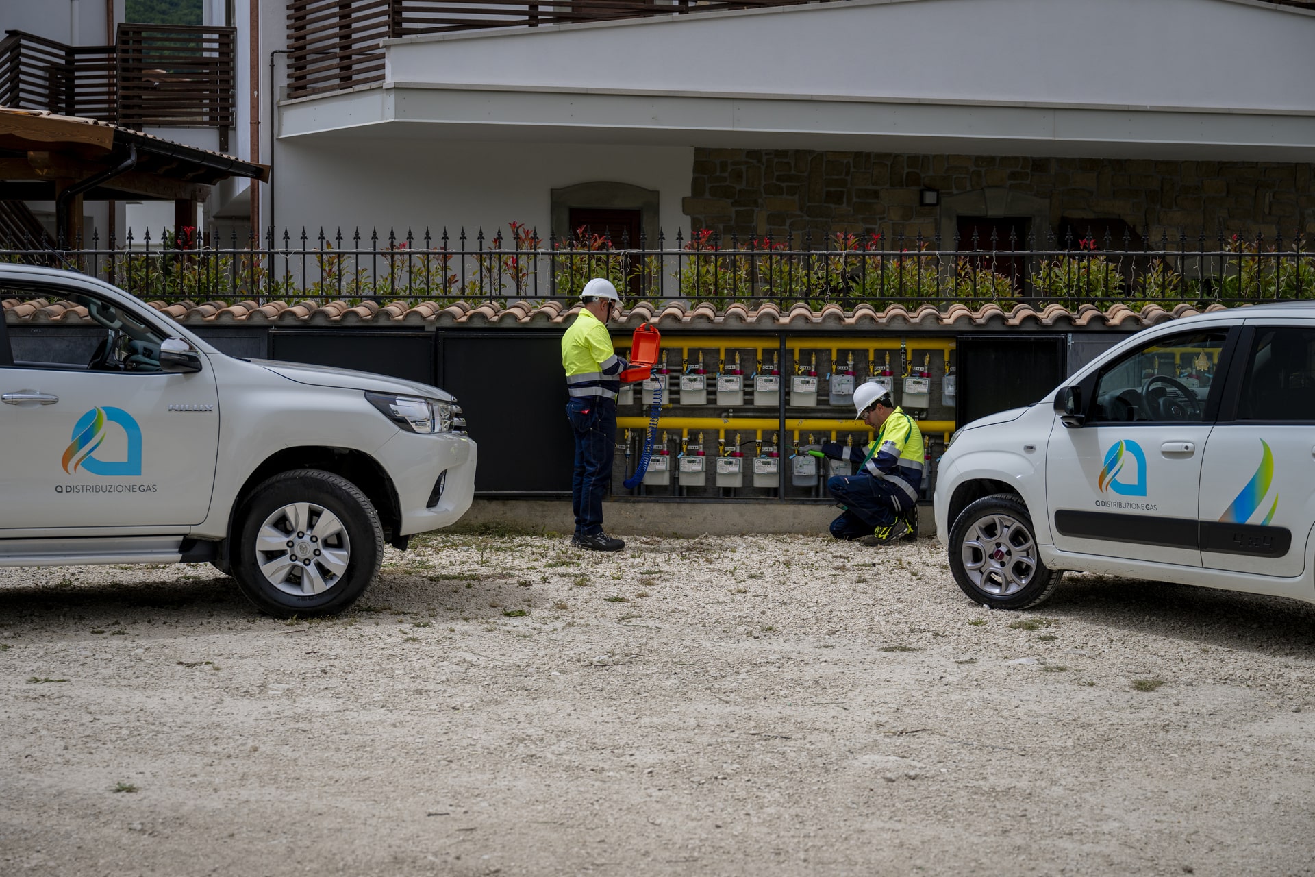 Lavoratori che operano presso batteria di misuratori gas